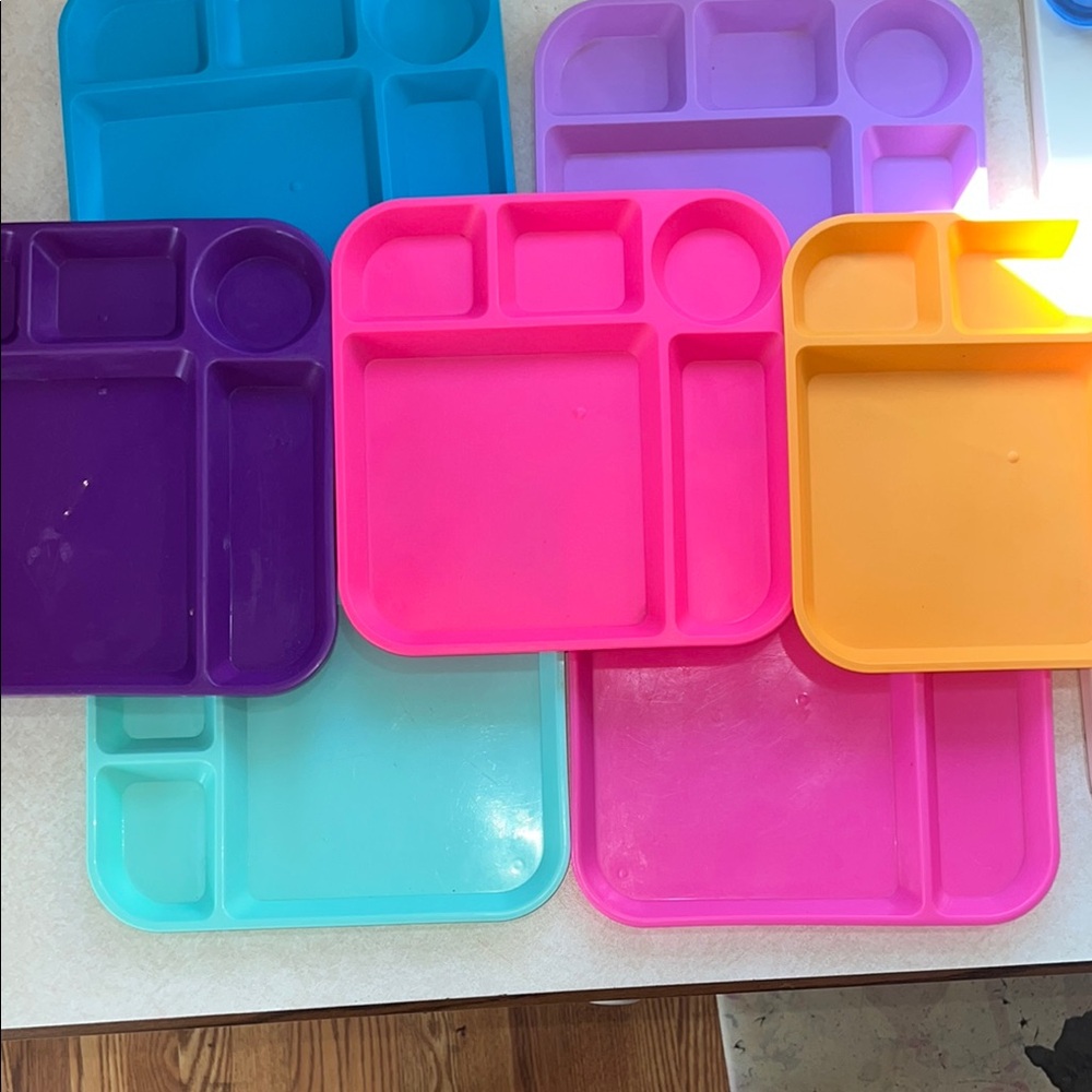 ♥️ 7 Colorful Plastic Divided Plates